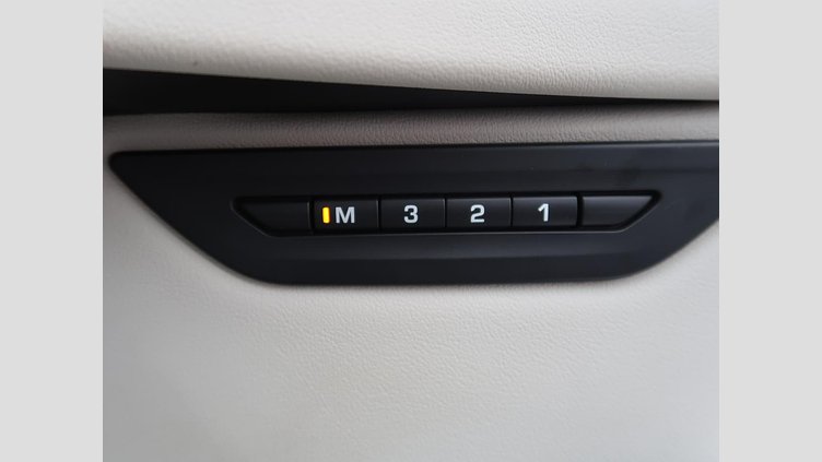 2019 認定中古車 Jaguar XE アイガーグレー D180 RWD AUTOMATIC 4 door Saloon S
