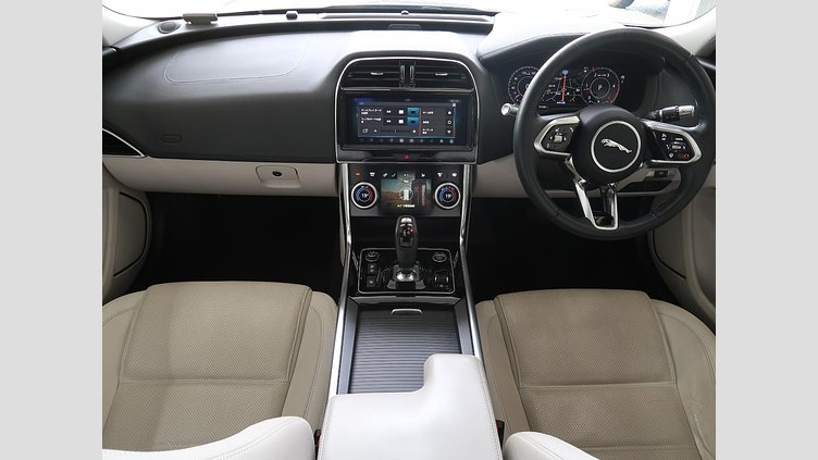 2019 認定中古車 Jaguar XE アイガーグレー D180 RWD AUTOMATIC 4 door Saloon S