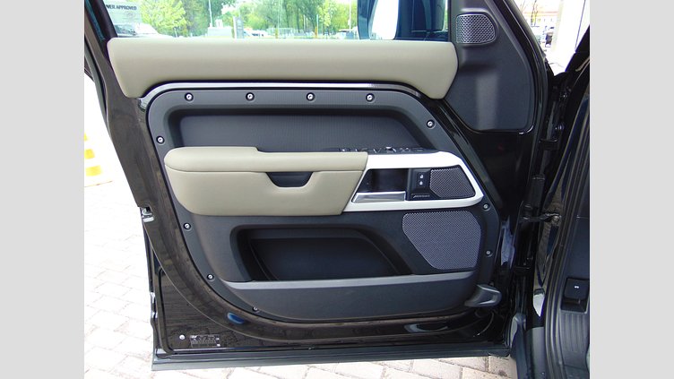 2021 Вживаний Land Rover Defender 110 Santorini Black 3.0 litre i6D​ SE
