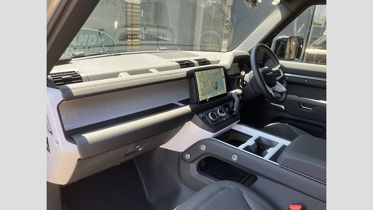 2024 認定中古車 Land Rover Defender 110 シリコンシルバー D350 ディーゼルマイルドハイブリッド ハクバエディション