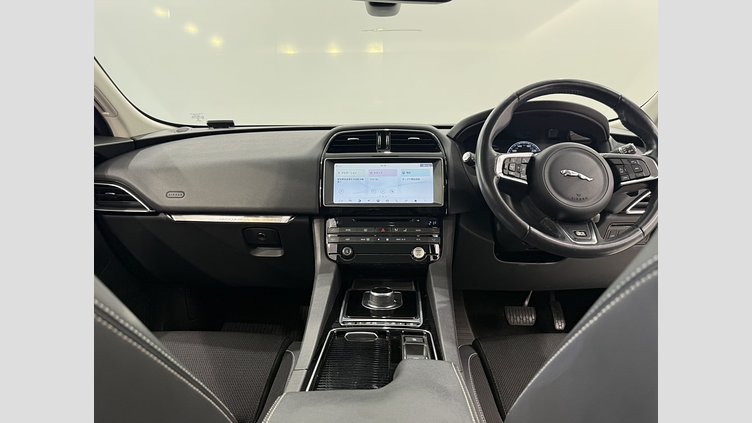 2016 認定中古車 Jaguar F-Pace Santorini Black 2.0Ldiesel Rスポーツ　20d