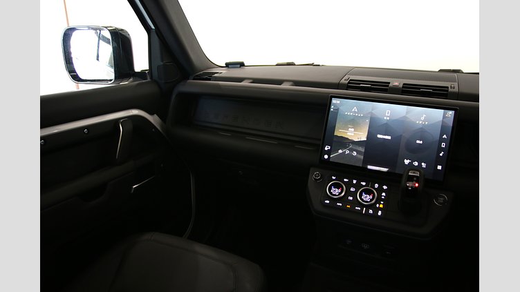 2025 認定中古車 Land Rover Defender 90 フジホワイト D350 ディーゼルマイルドハイブリッド X-Dynamic HSE