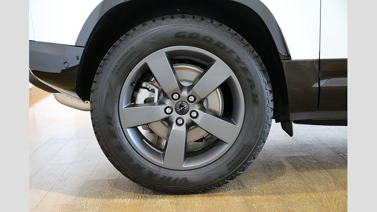 2025 認定中古車 Land Rover Defender 90 フジホワイト D350 ディーゼルマイルドハイブリッド X-Dynamic HSE