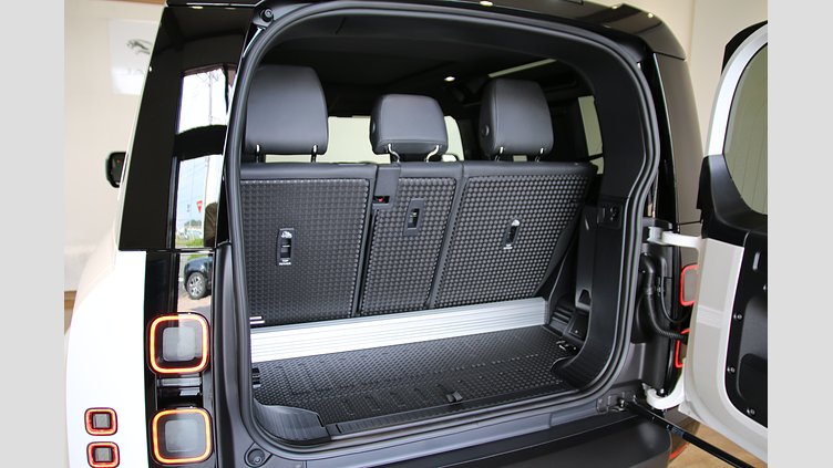 2025 認定中古車 Land Rover Defender 90 フジホワイト D350 ディーゼルマイルドハイブリッド X-Dynamic HSE