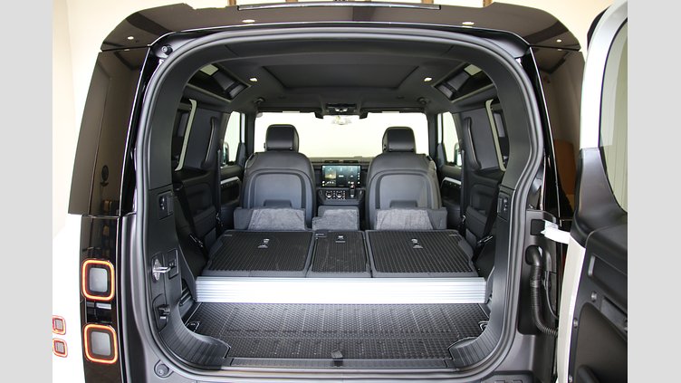 2025 認定中古車 Land Rover Defender 90 フジホワイト D350 ディーゼルマイルドハイブリッド X-Dynamic HSE