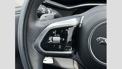 F-Pace 62
