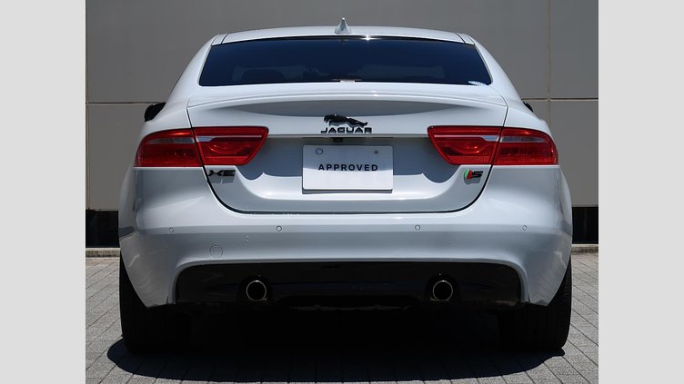 2016 認定中古車 Jaguar XE Yulong White ガソリン 4ドアサルーンS