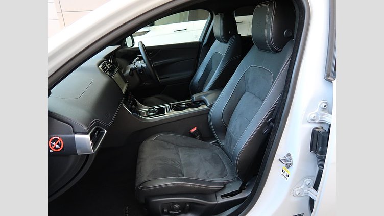 2016 認定中古車 Jaguar XE Yulong White ガソリン 4ドアサルーンS