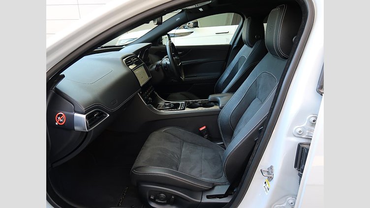 2016 認定中古車 Jaguar XE Yulong White ガソリン 4ドアサルーンS