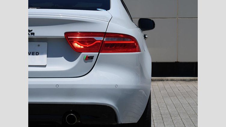 2016 認定中古車 Jaguar XE Yulong White ガソリン 4ドアサルーンS