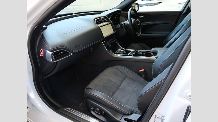 2016 認定中古車 Jaguar XE Yulong White ガソリン 4ドアサルーンS