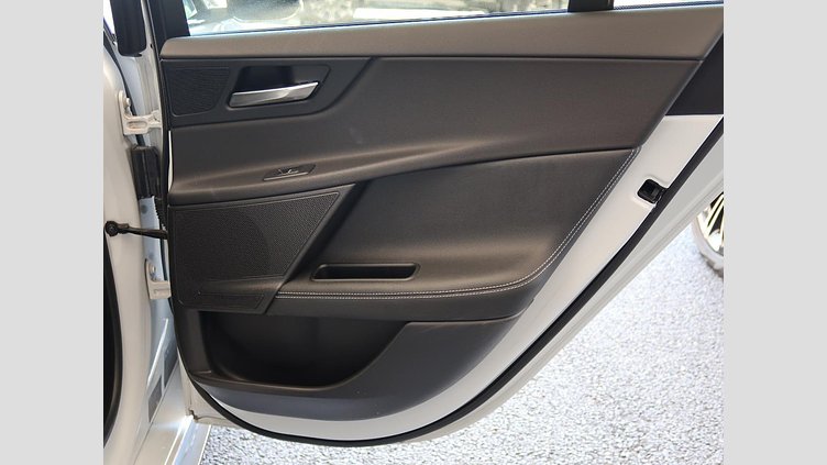 2016 認定中古車 Jaguar XE Yulong White ガソリン 4ドアサルーンS