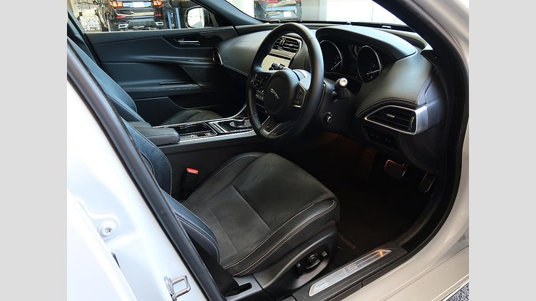 2016 認定中古車 Jaguar XE Yulong White ガソリン 4ドアサルーンS