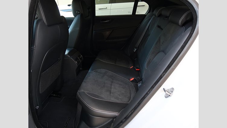 2016 認定中古車 Jaguar XE Yulong White ガソリン 4ドアサルーンS