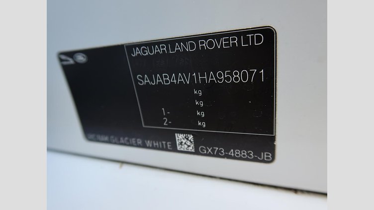 2016 認定中古車 Jaguar XE Yulong White ガソリン 4ドアサルーンS