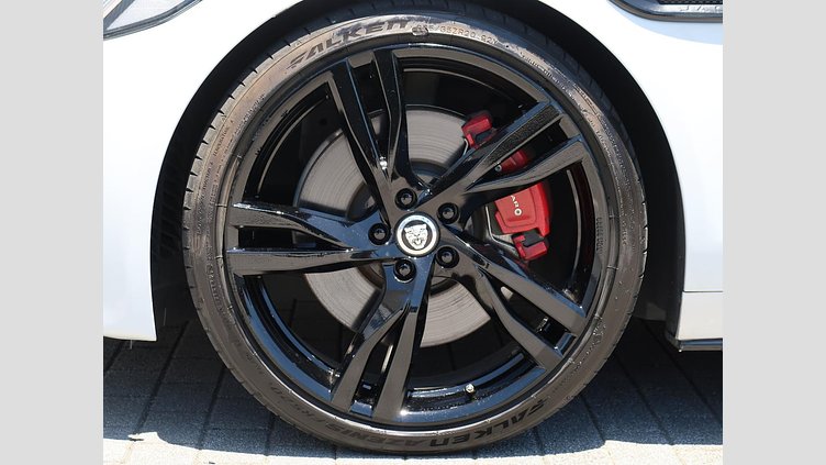 2016 認定中古車 Jaguar XE Yulong White ガソリン 4ドアサルーンS