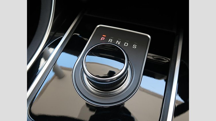 2016 認定中古車 Jaguar XE Yulong White ガソリン 4ドアサルーンS