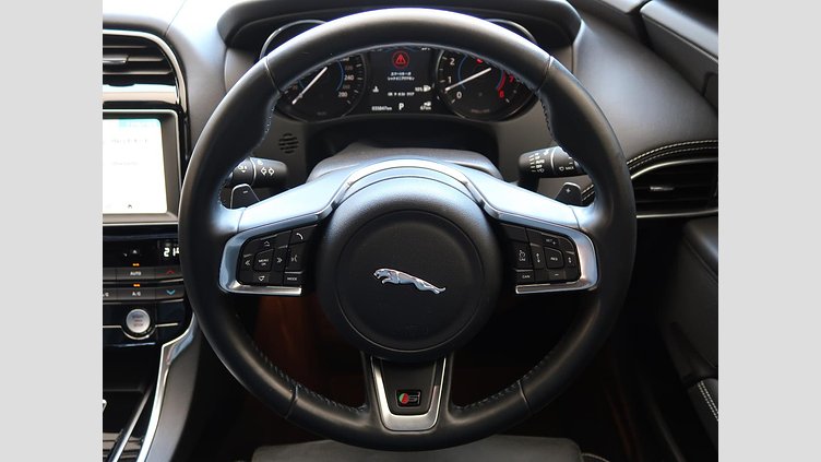 2016 認定中古車 Jaguar XE Yulong White ガソリン 4ドアサルーンS