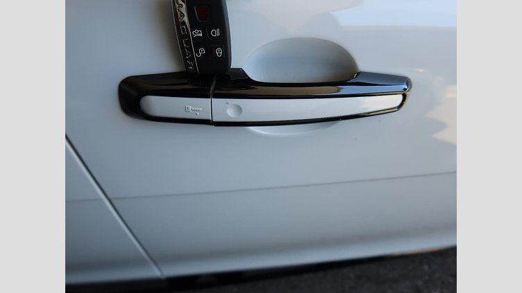 2016 認定中古車 Jaguar XE Yulong White ガソリン 4ドアサルーンS