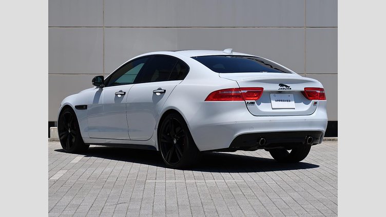2016 認定中古車 Jaguar XE Yulong White ガソリン 4ドアサルーンS