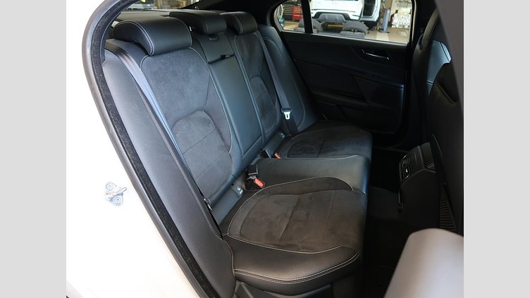2016 認定中古車 Jaguar XE Yulong White ガソリン 4ドアサルーンS
