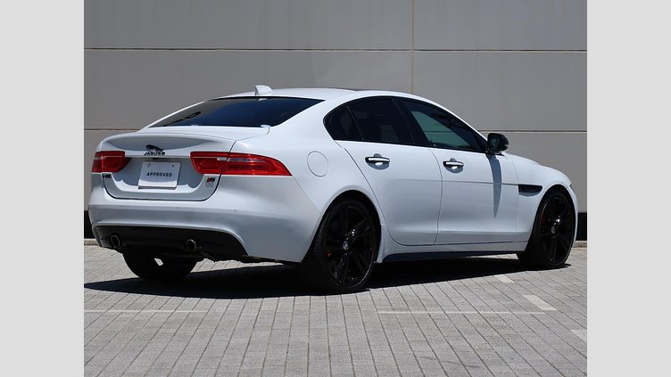 2016 認定中古車 Jaguar XE Yulong White ガソリン 4ドアサルーンS