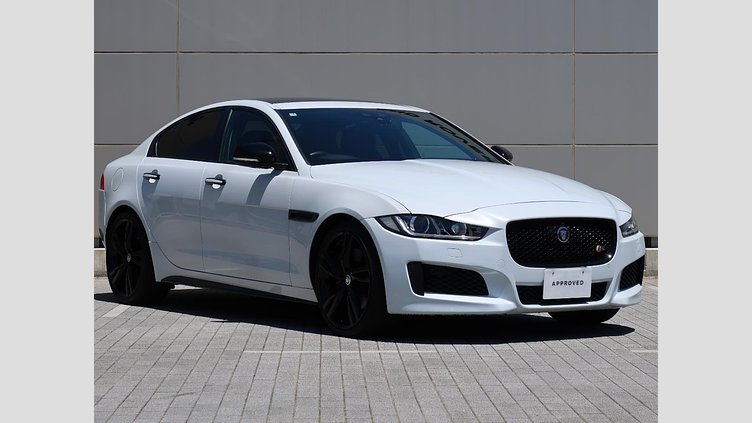 2016 認定中古車 Jaguar XE Yulong White ガソリン 4ドアサルーンS