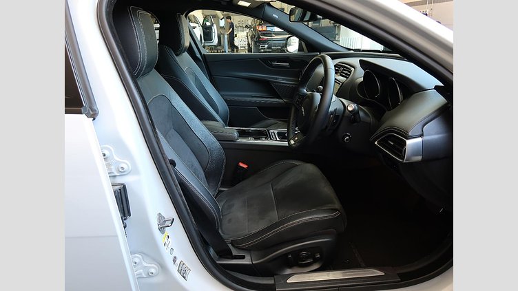 2016 認定中古車 Jaguar XE Yulong White ガソリン 4ドアサルーンS