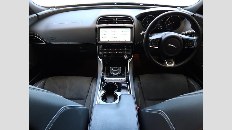 2016 認定中古車 Jaguar XE Yulong White ガソリン 4ドアサルーンS