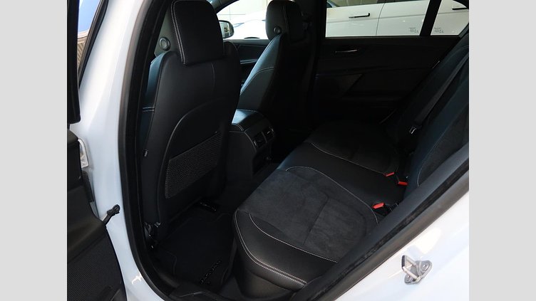 2016 認定中古車 Jaguar XE Yulong White ガソリン 4ドアサルーンS