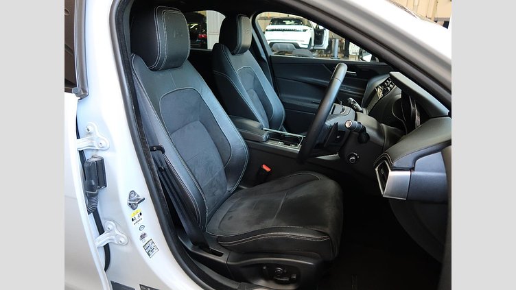 2016 認定中古車 Jaguar XE Yulong White ガソリン 4ドアサルーンS