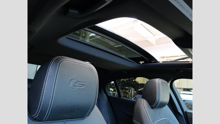 2016 認定中古車 Jaguar XE Yulong White ガソリン 4ドアサルーンS