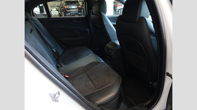 2016 認定中古車 Jaguar XE Yulong White ガソリン 4ドアサルーンS