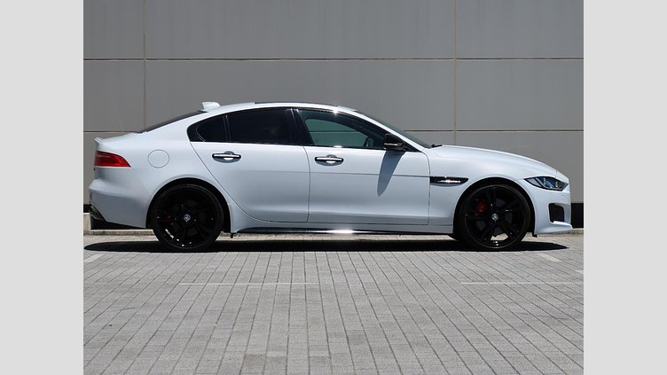 2016 認定中古車 Jaguar XE Yulong White ガソリン 4ドアサルーンS