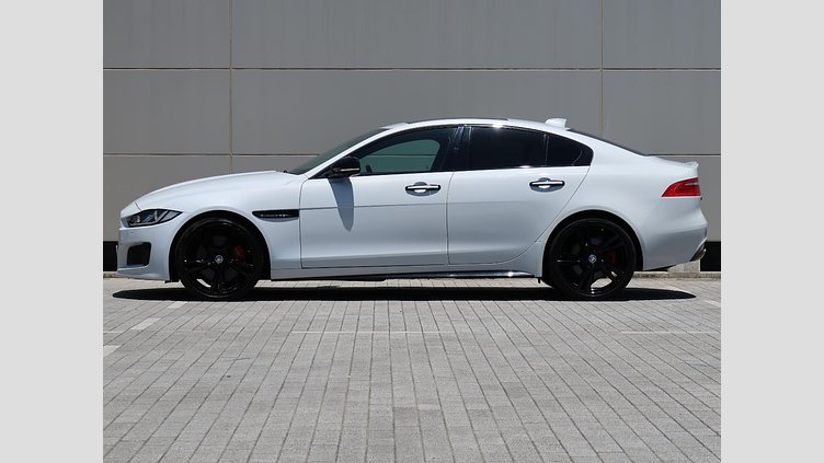 2016 認定中古車 Jaguar XE Yulong White ガソリン 4ドアサルーンS