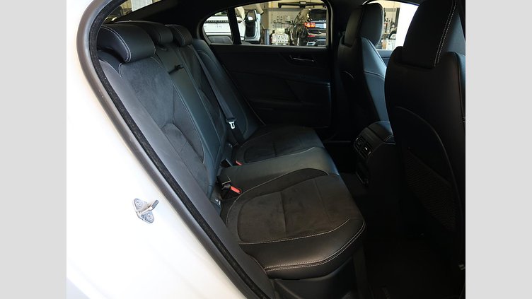 2016 認定中古車 Jaguar XE Yulong White ガソリン 4ドアサルーンS