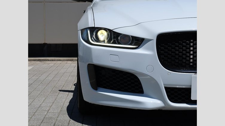 2016 認定中古車 Jaguar XE Yulong White ガソリン 4ドアサルーンS