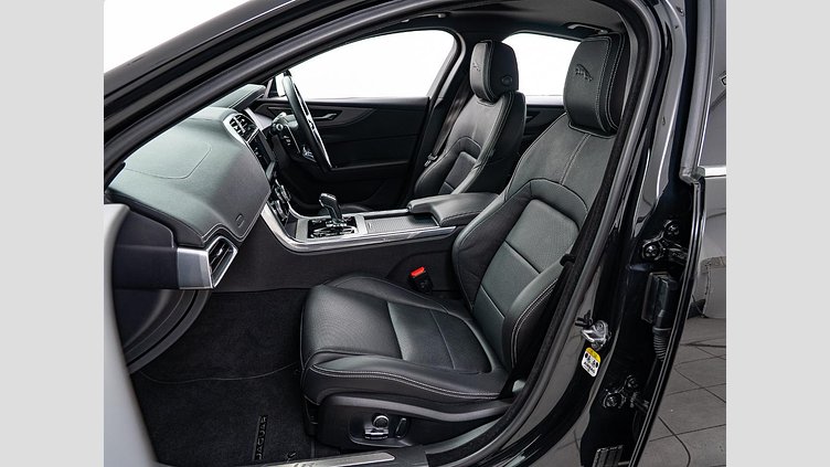 2021 認定中古車 Jaguar XE サントリーニブラック D200 AWD（オートマチック）MHEV 4 door Saloon R-DYNAMIC S