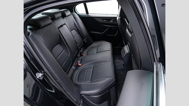 2021 認定中古車 Jaguar XE サントリーニブラック D200 AWD（オートマチック）MHEV 4 door Saloon R-DYNAMIC S
