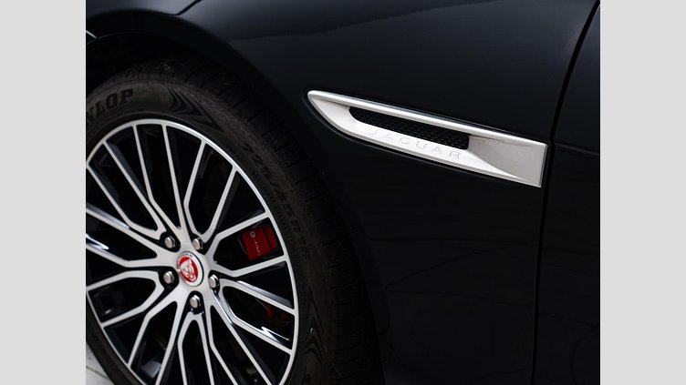 2021 認定中古車 Jaguar XE サントリーニブラック D200 AWD（オートマチック）MHEV 4 door Saloon R-DYNAMIC S