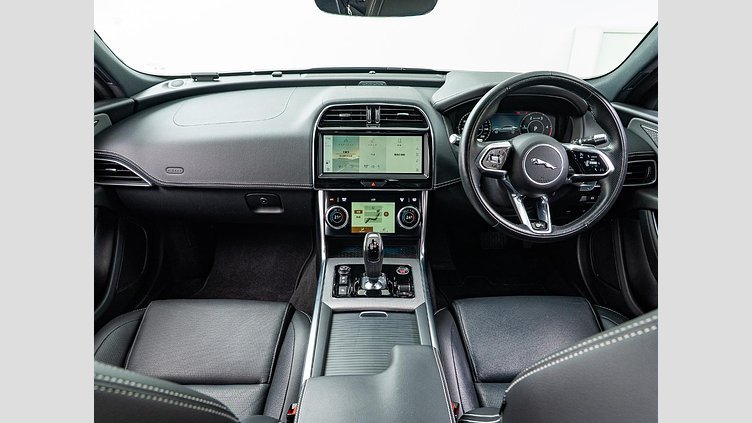 2021 認定中古車 Jaguar XE サントリーニブラック D200 AWD（オートマチック）MHEV 4 door Saloon R-DYNAMIC S