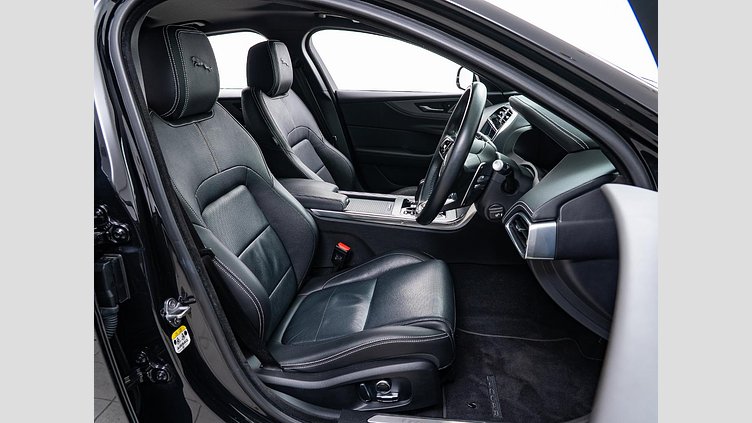 2021 認定中古車 Jaguar XE サントリーニブラック D200 AWD（オートマチック）MHEV 4 door Saloon R-DYNAMIC S