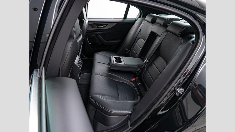 2021 認定中古車 Jaguar XE サントリーニブラック D200 AWD（オートマチック）MHEV 4 door Saloon R-DYNAMIC S