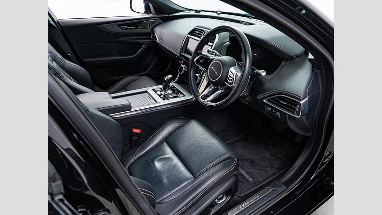 2021 認定中古車 Jaguar XE サントリーニブラック D200 AWD（オートマチック）MHEV 4 door Saloon R-DYNAMIC S