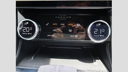 F-Pace 62