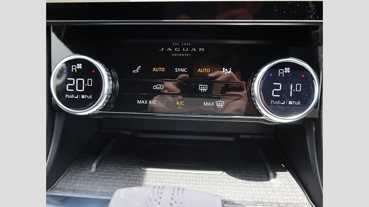 2021 認定中古車 Jaguar F-Pace ユーロンホワイト D200 AWD（オートマチック）MHEV R-DYNAMIC SE
