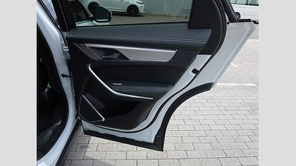 F-Pace 27