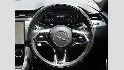 F-Pace 13