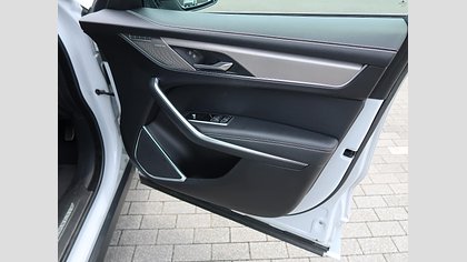 F-Pace 42