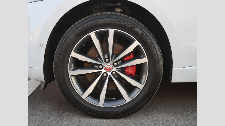 2021 認定中古車 Jaguar F-Pace ユーロンホワイト D200 AWD（オートマチック）MHEV R-DYNAMIC SE